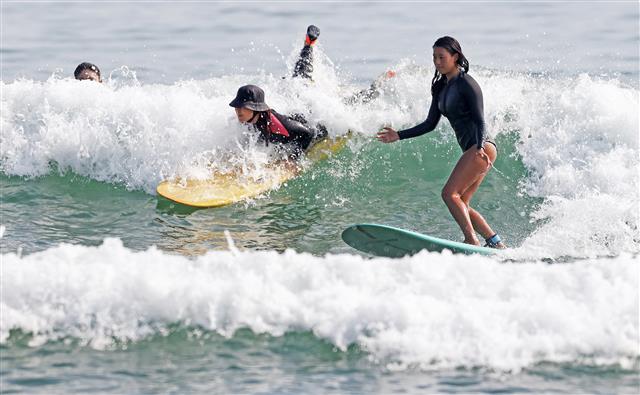 물 만난 서퍼들