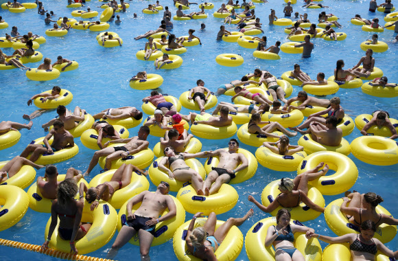 27일(현지시간) 벨라루스 민스크에 위치한 워터파크 ‘드림랜드’에서 사람들이 물놀이를 즐기고 있다. EPA 연합뉴스