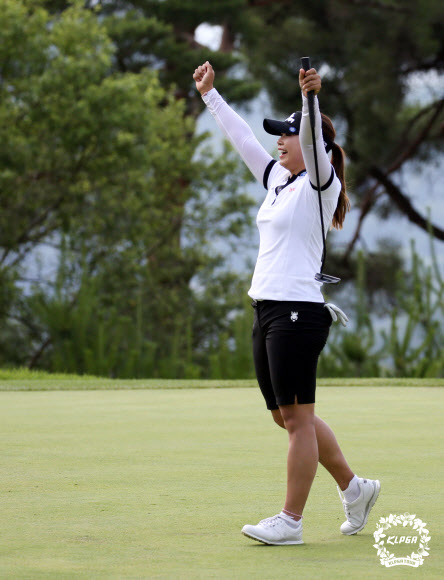 환호하는 김지영