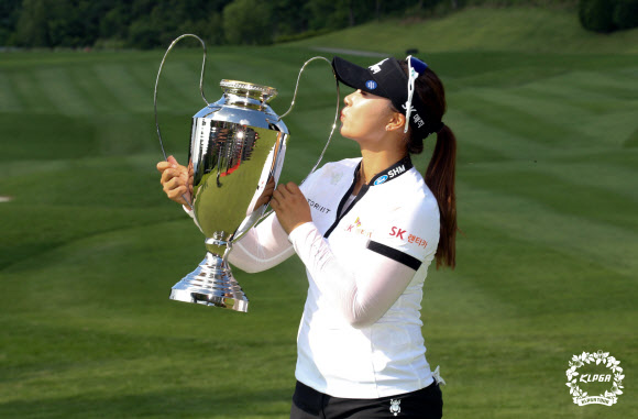 우승 트로피에 입 맞추는 김지영