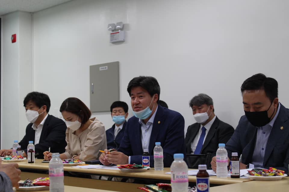 박상혁(가운데, 경기 김포시을) 의원이 김포시에서 처음 개최한 시민 소통의 날 행사에서 시민들과 대화하고 있다.