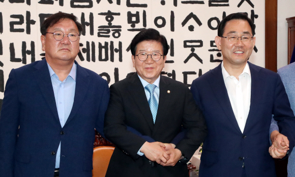 28일 오후 국회의장실에서 여야원내대표가 회동하고 있다. 2020. 6. 28 오장환 기자5zzang@seoul.co.kr