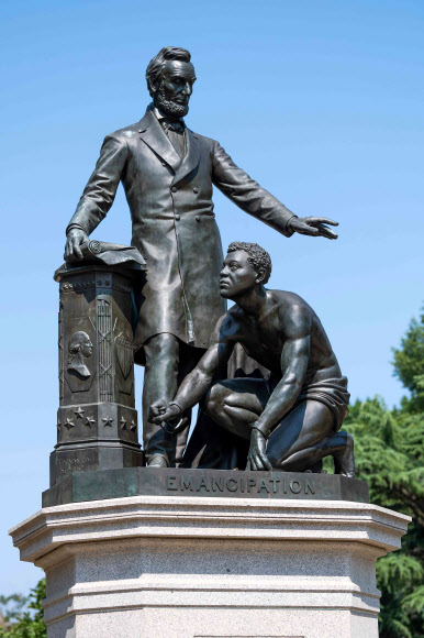 지난 26일(현지시간) 워싱턴DC 링컨공원 안에 있는 에이브러햄 링컨 전 대통령 동상. 노예 해방을 선언한 당사자이지만 무릎 꿇은 흑인 남성을 앞에 뒀다는 이유로 그의 동상은 인종차별 항의 시위대로부터 철거 대상으로 지목됐다. 워싱턴DC AFP 연합뉴스
