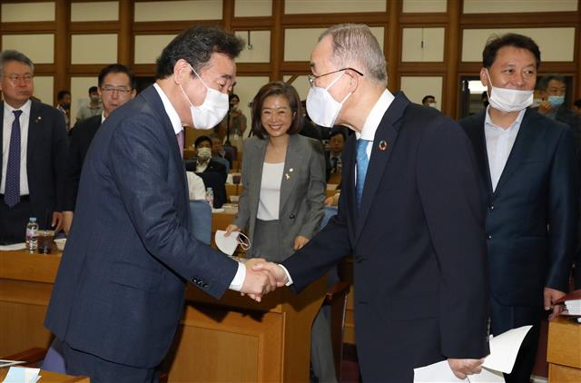 반기문 기후환경회의 위원장과 이낙연 더불어민주당 의원이 29일 오전 서울 여의도 국회 의원회관에서 열린 그린뉴딜을 통한 기후위기 대응강화 정책간담회에서 인사를 나누고 있다. 2020.6.29 뉴스1