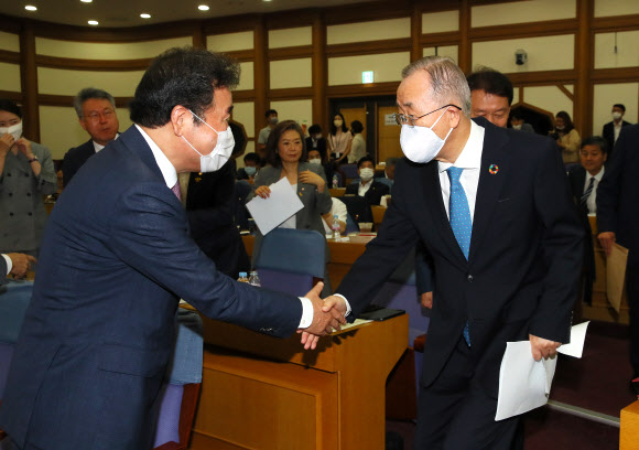 반기문 국가기후환경회의 위원장(오른쪽)과 더불어민주당 이낙연 의원이 29일 국회 의원회관에서 국가기후위기 그린뉴딜연구회, 경제를공부하는국회의원들의모임, 국가전략포럼 우후죽순 공동주최로 열린 ‘기후악당에서 기후 선도국가로 :그린뉴딜을 통한 기후위기 대응강화’ 정책간담회에서 악수하고 있다.  2020.6.29  연합뉴스