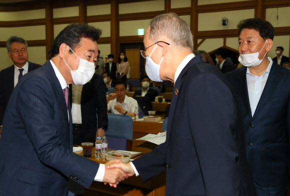 반기문 국가기후환경회의 위원장(가운데)과 더불어민주당 이낙연 의원이 29일 국회 의원회관에서 국가기후위기 그린뉴딜연구회, 경제를공부하는국회의원들의모임, 국가전략포럼 우후죽순 공동주최로 열린 ‘기후악당에서 기후 선도국가로 :그린뉴딜을 통한 기후위기 대응강화’ 정책간담회에서 악수하고 있다. 오른쪽은 민주당 이광재 의원.  2020.6.29  연합뉴스