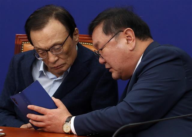 이해찬 더불어민주당 대표와 김태년 원내대표가 29일 오전 서울 여의도 국회에서 열린 최고위원회의에서 휴대폰을 바라보며 대화를 나누고 있다. 2020.6.29 뉴스1