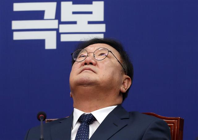 김태년 더불어민주당 원내대표가 29일 오전 서울 여의도 국회에서 열린 최고위원회의에 참석해 생각에 잠겨있다. 2020.6.29 뉴스1