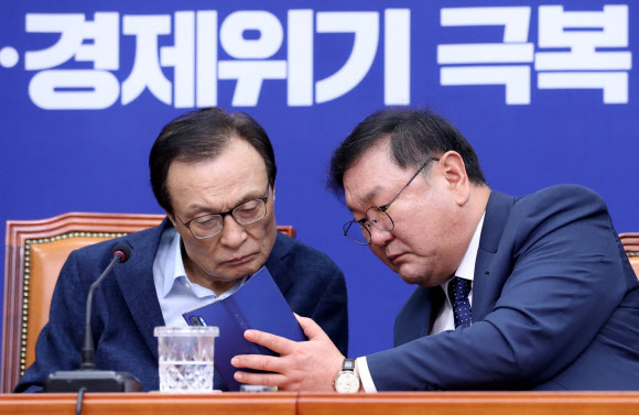 더불어민주당 이해찬 대표가 29일 오전 서울 여의도 국회에서 열린 최고위원회의에서 김태년 원내대표로부터 휴대전화에 전달된 내용을 보고 받고 있다. 2020.6.29  연합뉴스