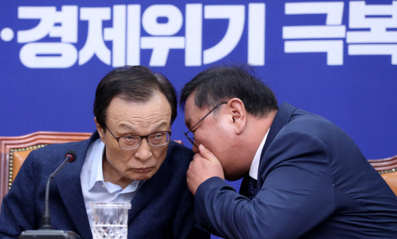 더불어민주당 이해찬 대표가 29일 오전 서울 여의도 국회에서 열린 최고위원회의에서 김태년 원내대표와 대화하고 있다. 2020.6.29  연합뉴스