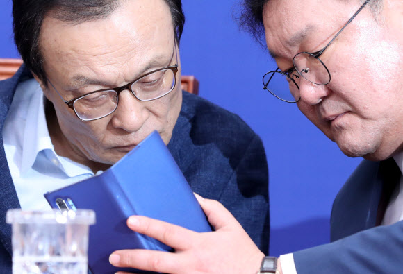 더불어민주당 이해찬 대표가 29일 오전 서울 여의도 국회에서 열린 최고위원회의에서 김태년 원내대표로부터 휴대전화에 전달된 내용을 보고 받고 있다. 2020.6.29  연합뉴스