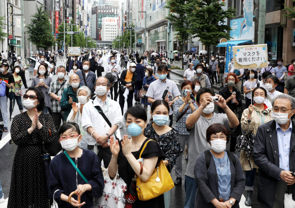 일본 도쿄의 번화가인 긴자 거리가 28일 마스크를 쓴 시민들로 붐비고 있다. 2020.6.28  AFP 연합뉴스