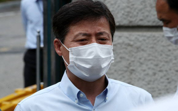 박정오 큰샘 대표가 29일 오전 자유북한운동연합과 큰샘에 대한 법인 설립 허가 취소 관련 청문이 열린 서울 삼청동 통일부 남북회담본부앞에서 입장을 밝히고 있다. 2020.6.29  연합뉴스