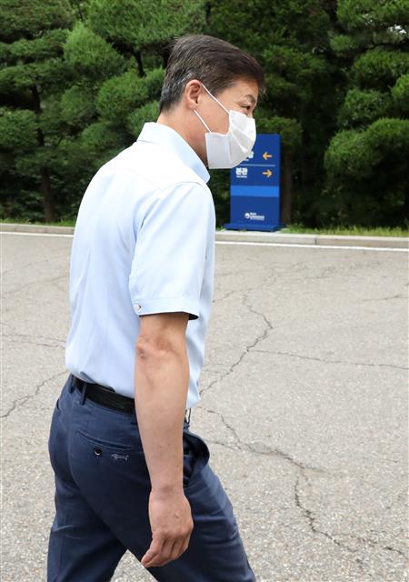 박정오 큰샘 대표(오른쪽)와 법률대리인 이헌 변호사가 29일 서울 종로구 남북회담본부에서 열린 대북전단(삐라) 및 물품을 살포 탈북민단체에 대한 통일부 청문회를 마치고 차량으로 향하고 있다. 통일부는 이날 대북전단(삐라) 및 물품을 살포한 탈북민단체에 대한 청문회를 열고 비영리법인 설립허가 취소 처분 절차에 나선다. 2020.6.29 뉴스1