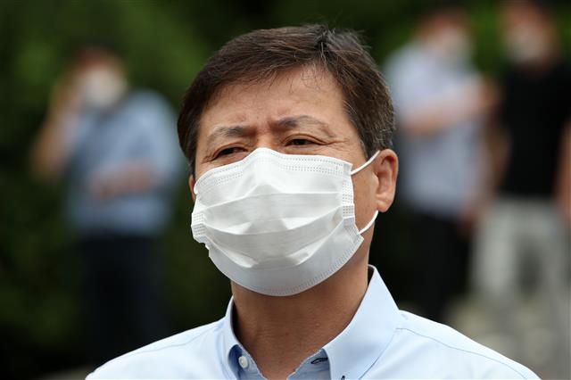 박정오 큰샘 대표가 29일 서울 종로구 남북회담본부에서 열린 대북전단(삐라) 및 물품 살포 탈북민단체에 대한 통일부 청문회를 마치고 나서며 취재진의 질문을 듣고 있다. 통일부는 이날 대북전단(삐라) 및 물품을 살포한 탈북민단체에 대한 청문회를 열고 비영리법인 설립허가 취소 처분 절차에 나선다. 2020.6.29 뉴스1