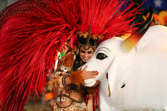 무용수들이 27일(현지시간) 브라질 아마조나스 주 파린칭스에서 코로나19로 인해 취소된 보이붐바 축제를 대신해 온라인 생중계로 멋진 춤을 선보이고 있다. AFP 연합뉴스