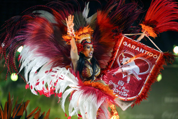 A무용수들이 27일(현지시간) 브라질 아마조나스 주 파린칭스에서 코로나19로 인해 취소된 보이붐바 축제를 대신해 온라인 생중계로 멋진 춤을 선보이고 있다. AFP 연합뉴스