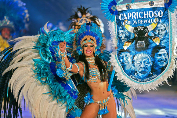 무용수들이 27일(현지시간) 브라질 아마조나스 주 파린칭스에서 코로나19로 인해 취소된 보이붐바 축제를 대신해 온라인 생중계로 멋진 춤을 선보이고 있다. AFP 연합뉴스