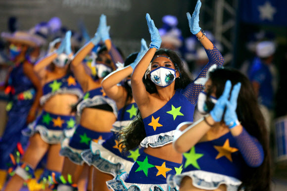 무용수들이 27일(현지시간) 브라질 아마조나스 주 파린칭스에서 코로나19로 인해 취소된 보이붐바 축제를 대신해 온라인 생중계로 멋진 춤을 선보이고 있다. AFP 연합뉴스