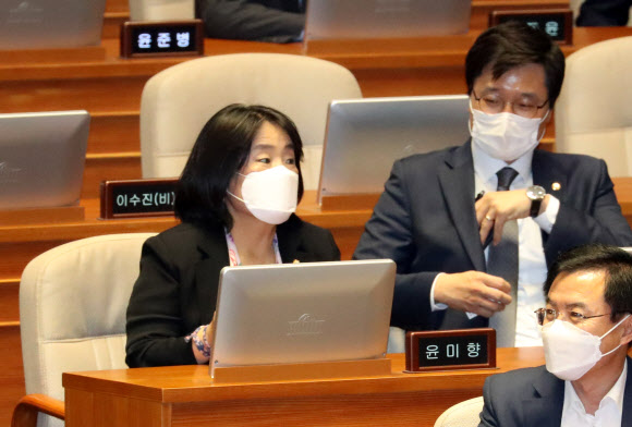 더불어민주당 윤미향 의원이 29일 오후 국회 본회의에 참석해 있다. 2020.6.29  연합뉴스