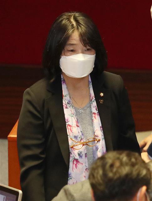 윤미향 더불어민주당 의원이 29일 오후 서울 여의도 국회에서 열린 제379회국회(임시회) 제6차 본회의에 참석해 예결위원장을 비롯한 상임위원장 선출 투표를 마친 후 자리로 향하고 있다. 2020.6.29 뉴스1