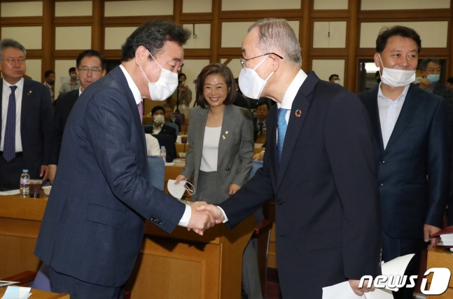 반기문 기후환경회의 위원장과 이낙연 더불어민주당 의원이 29일 오전 서울 여의도 국회 의원회관에서 열린 그린뉴딜을 통한 기후위기 대응강화 정책간담회에서 인사를 나누고 있다. 