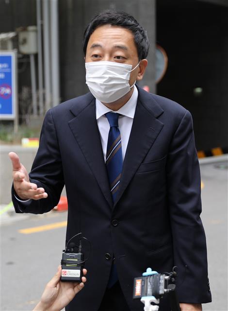 금태섭 전 더불어민주당 의원이 29일 오후 서울 영등포구 여의도 더불어민주당사에서 열린 윤리심판원 징계논의에 참석하고 있다. 금 전 의원은 지난해 12월 국회 본회의에서 고위공직자범죄수사처(공수처) 법안 투표 당시 기권표를 던졌다. 이후 민주당 윤리심판원은 지난 5월25일 금 전 의원이 당론과 다른 의견을 냈다는 이유로 ‘경고’ 처분을 내린 게 알려지면서 논란이 생겼고 금 전 의원은 지난 2일 재심을 신청했었다. 2020.6.29 뉴스1