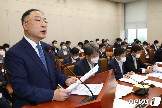 29일 오후 서울 여의도 국회에서 열린 기획재정위원회 전체회의에서 홍남기 경제부총리 겸 기획재정부 장관이 업무보고를 하고 있다. 2020.6.29/뉴스1