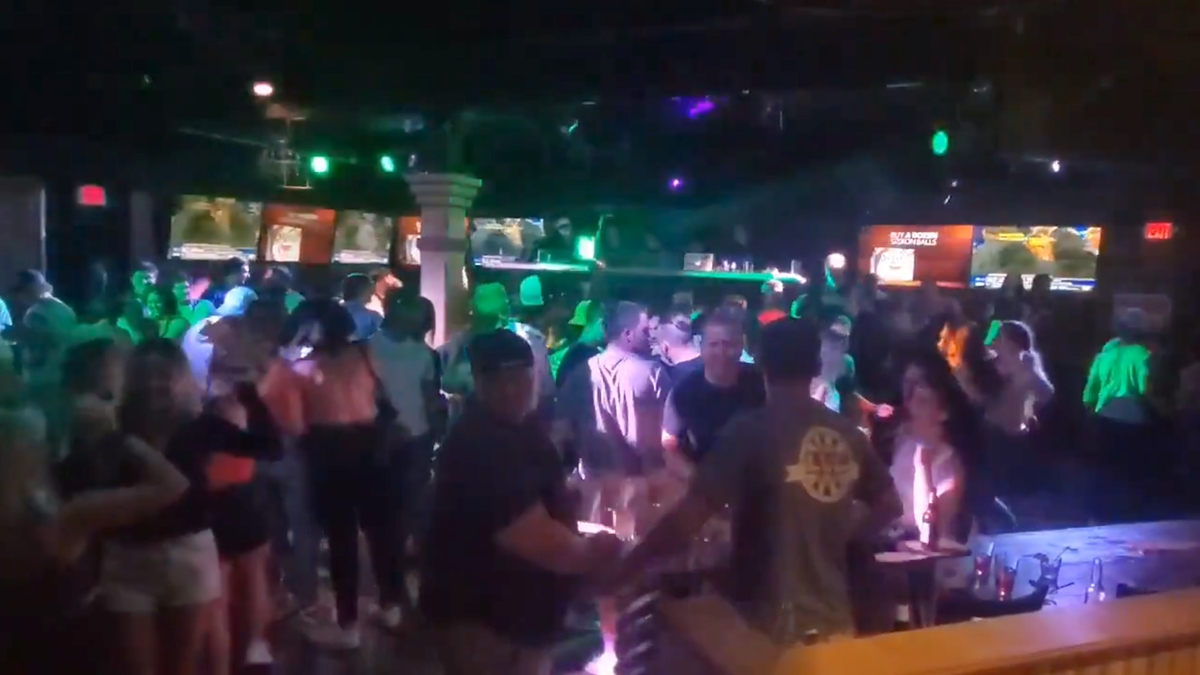 미시간주립대학 인근의 술집 ‘하퍼스 레스토랑 앤드 브루펍’에서 나흘간 코로나19 확진자가 85명 발생했다. 당시 술집 내부를 찍은 영상.  트위터 캡처