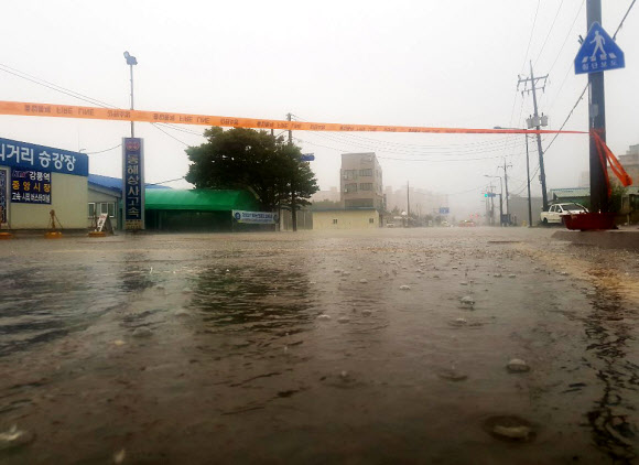 영동지방을 중심으로 많은 비가 예보된 30일 오전 강원 강릉시 안목 커피거리 승강장 인근 도로가 밤새 내린 비로 잠겨 통제돼 있다. 2020.6.30  연합뉴스