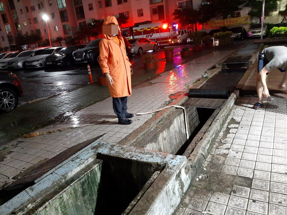 29일 오후 전남 순천시의 한 아파트 상가 지하가 폭우에 침수돼 119와 시청 공무원들이 복구작업을 벌이고 있다. 2020.6.29  순천시 제공