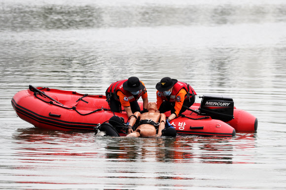 30일 오전 경기도 수원시 서호저수지에서 수원남부소방서 하계 수난사고 인명구조훈련이 진행되고 있다. 2020.6.30  연합뉴스