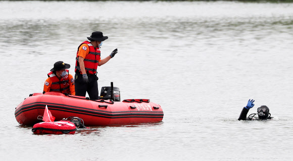 30일 오전 경기도 수원시 서호저수지에서 수원남부소방서 하계 수난사고 인명구조훈련이 진행되고 있다. 2020.6.30  연합뉴스