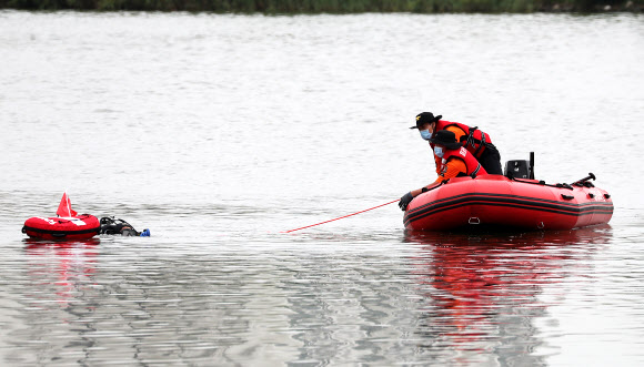 30일 오전 경기도 수원시 서호저수지에서 수원남부소방서 하계 수난사고 인명구조훈련이 진행되고 있다. 2020.6.30 연합뉴스