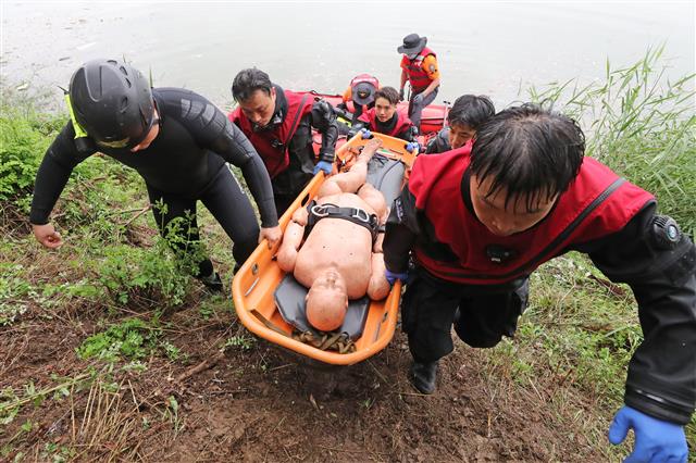 30일 오전 경기도 수원시 팔달구 서호에서 수원남부소방서 119구조대원들이 여름철 수난사고 대응 구조훈련을 하고 있다. 2020.6.30 뉴스1