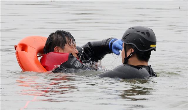 30일 오전 경기도 수원시 팔달구 서호에서 수원남부소방서 119구조대원들이 여름철 수난사고 대응 구조훈련을 하고 있다. 2020.6.30 뉴스1