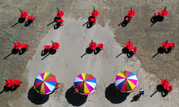 부산지역 7개 해수욕장 정식 개장을 하루 앞둔 30일 오후 부산 사하구 다대포해수욕장에서 파라솔이 설치되고 있다. 다대포 해수욕장은 파라솔 간 2∼4m 간격을 두고 운영된다. 2020.6.30  연합뉴스