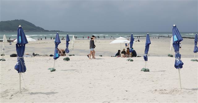 해수욕장 개장을 하루 앞둔 30일 오후 제주시 한림읍 협재해수욕장에 2m 간격을 두고 파라솔들이 설치돼 있다. 제주도내 11개 지정 해수욕장은 다음달 1일 일제 개장한다.2020.6.30 뉴스1