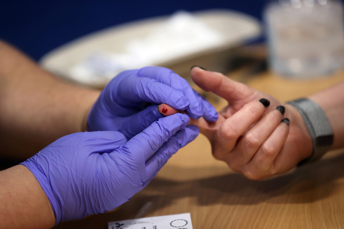 영국의 한 대학에서 30일(현지시간) 코로나19 항체 검사를 위해 혈액 샘플을 채취하고 있다. 2020.7.1  로이터 연합뉴스