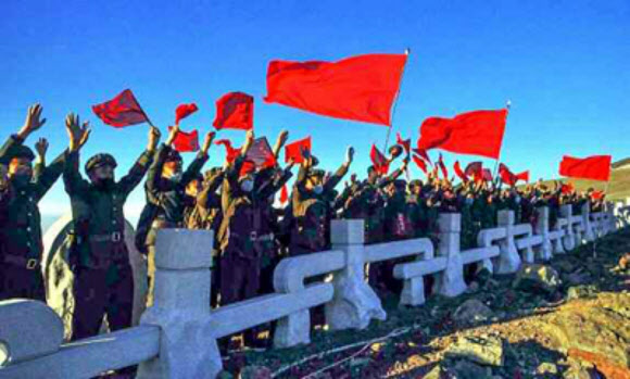 북한 노동당 기관지 노동신문은 1일 1면에 백두산지구 혁명전적지 여름철 답사 모습을 소개했다. 신문은 “성스러운 ‘백두산대학’은 매일과 같이 찾아오는 많은 사람들로 답사인파를 이루고있으며 날이 갈수록 고조되는 답사열풍으로 백두대지는 뜨겁게 달아있다”고 전했다. 2020.7.1.  노동신문 홈페이지 캡처