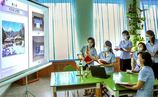 북한 노동당 기관지 노동신문은 1일 ‘후대교육 발전을 위해 바치신 위대한 사랑 못 잊습니다’라는 특집 기사를 싣고 각 단위 교직원들의 교육열을 전했다. 사진은 평양의 김성주소학교 교원들이 교육·교양 사업을 진행하는 모습. 평양 노동신문=뉴스1