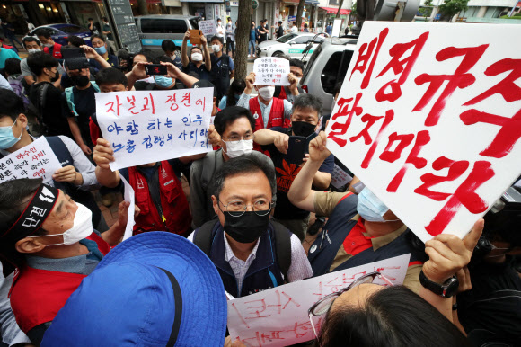 1일 오전 서울 중구 정동 전국민주노동조합총연맹 앞에서 노사정 합의에 반대하는 민노총 조합원들이 건물로 들어서는 김명환 위원장을 가로막고 있다. 2020.7.1  연합뉴스
