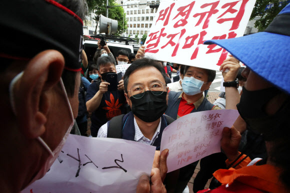 1일 오전 서울 중구 정동 전국민주노동조합총연맹 앞에서 노사정 합의에 반대하는 민노총 조합원들이 건물로 들어서는 김명환 위원장을 가로막고 있다. 2020.7.1  연합뉴스