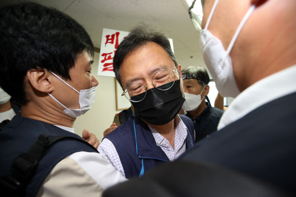 1일 오전 서울 중구 정동 전국민주노동조합총연맹 위원장실에서 김명환 민주노총 위원장이 중집 회의장으로 향하다 노사정 합의에 반대하는 민주노총 비정규직 조합원 등의 항의를 받고 있다. 2020.7.1  연합뉴스