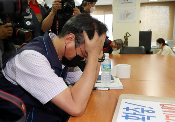 1일 오전 서울 중구 정동 전국민주노동조합총연맹 위원장실에서 김명환 민주노총 위원장이 중집 회의장으로 향하던 중 노사정 합의에 반대하는 민주노총 비정규직 조합원 등의 항의를 받자 생각에 잠겨있다. 2020.7.1  연합뉴스