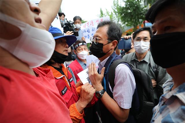 노사정 사회적 대화 합의 내용에 반발하는 민주노총 조합원들이 1일 서울 중구 민주노총에서 열린 11차 중앙집행위원회를 앞두고 김명환 위원장의 입장을 막고 있다. 2020.7.1 뉴스1