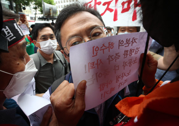 1일 오전 서울 중구 정동 전국민주노동조합총연맹 앞에서 노사정 합의에 반대하는 민주노총  비정규직 조합원 등이 건물로 들어서는 김명환 위원장을 가로막고 있다. 2020.7.1  연합뉴스