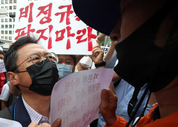 1일 오전 서울 중구 정동 전국민주노동조합총연맹 앞에서 노사정 합의에 반대하는 민주노총  비정규직 조합원 등이 건물로 들어서는 김명환 위원장을 가로막고 있다. 2020.7.1  연합뉴스