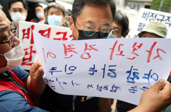 1일 오전 서울 중구 정동 전국민주노동조합총연맹 앞에서 노사정 합의에 반대하는 민주노총  비정규직 조합원 등이 건물로 들어서는 김명환 위원장을 가로막고 있다. 2020.7.1  연합뉴스