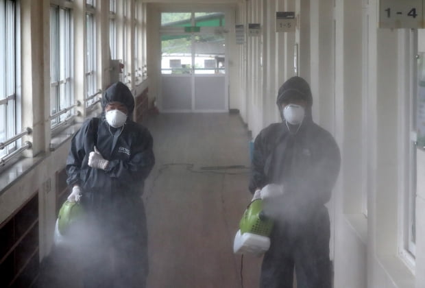 신종 코로나바이러스 감염증(코로나19) 확진자가 발생한 대전 동구 천동초등학교에서 방역관계자들이 방역을 하고 있다. 뉴스1